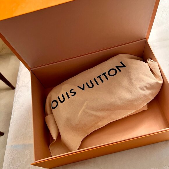 New with Receipt Louis Vuitton Metis East West Pouchette in Black - Picture 14 of 16